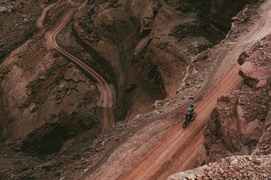 Bicicletta Gravel: la guida su strada incontra il fuoristrada